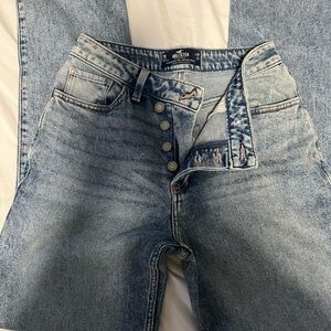 Hollister Faded Blue Button-Fly Jeans
Ultra High rise straight
Worn once